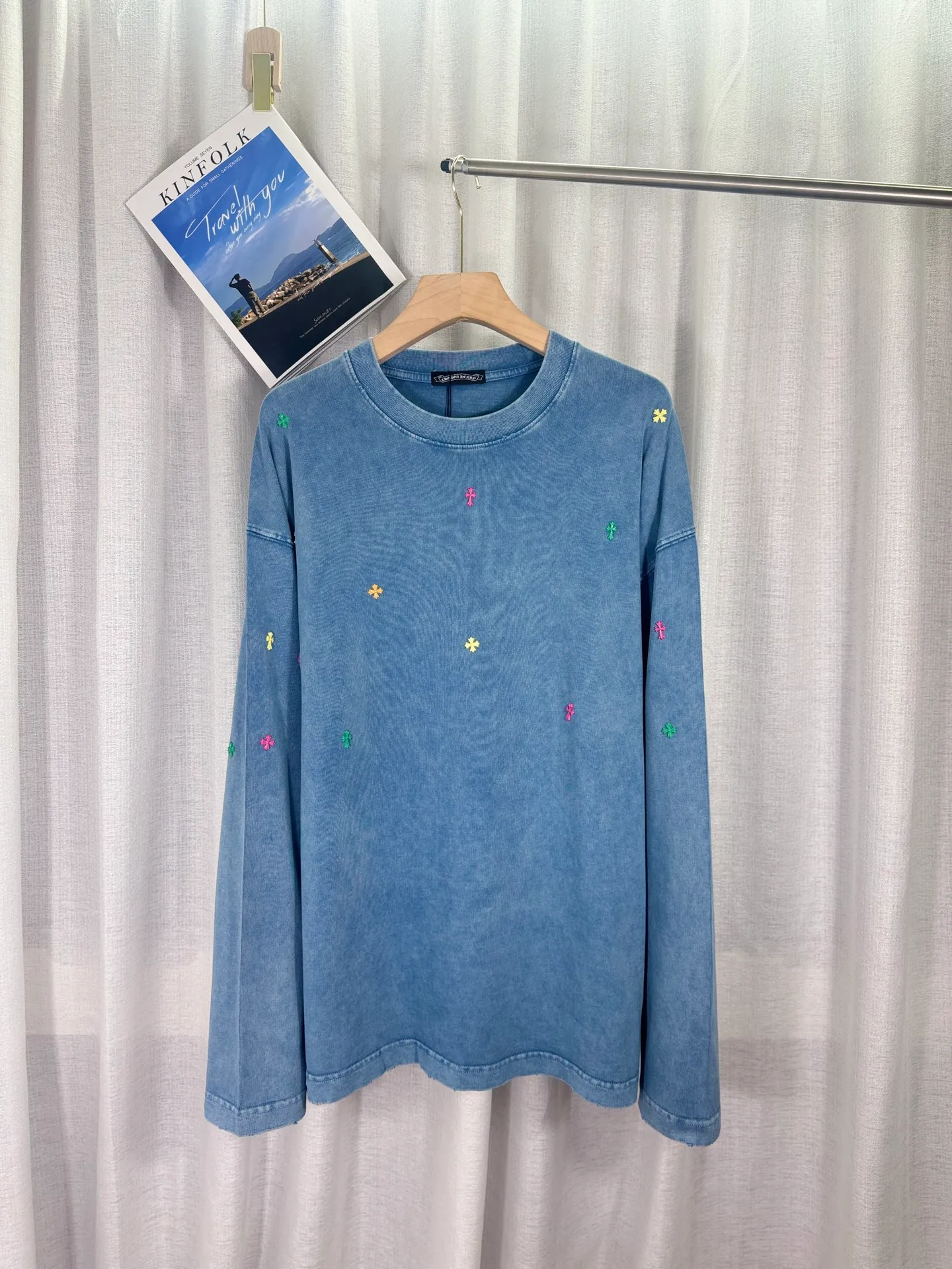 P250 top version, real shot without P, ​​different from market currency) 𝗖𝗵𝗿𝗼𝗺𝗲 𝗛𝗲𝗮𝗿𝘁𝘀/Cro Xin 2025 Autumn and Winter Starry Gypsophila Couple Casual Long Sleeve 👑The highest version! Customized fabric 320g fabric! Gypsophila cross hardware accessories, a hot-selling model at the counter, very comfortable to wear. Accessories: original molded and authenticated collar label ➕ 100% silk wash water label. Genuine purchase-grade original hangtag➕matching hanging rope➕3D hanging beads➕original packaging bag. Craftsmanship: The original version has consistent wiring! The highest version of the armhole matching technique! Color: Blue Black Size: S M L XL Style No.: 5173